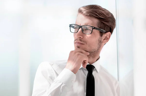 Uomo d'affari close up .pensive in piedi in carica . — Foto Stock