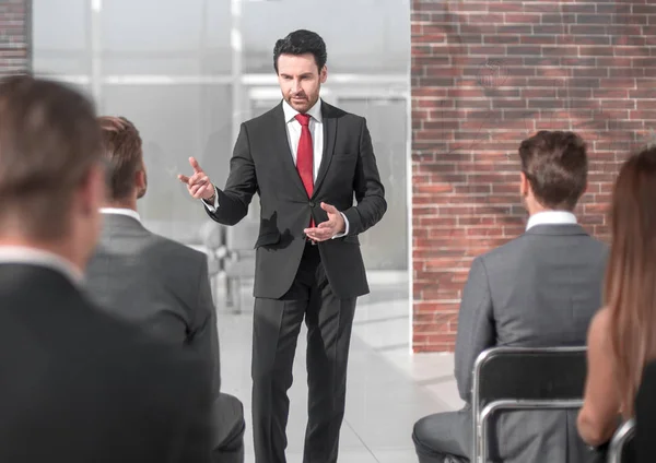 Biznesmen posiada briefingu dla zespołu biznesowego — Zdjęcie stockowe