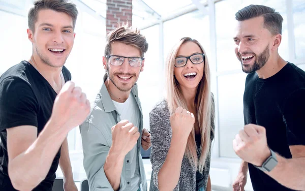 Verksamhet team firar ett bra jobb på kontoret — Stockfoto