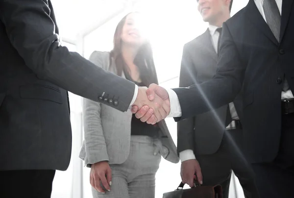 Gente de negocios estrechando la mano cuando se reúnen en la oficina — Foto de Stock