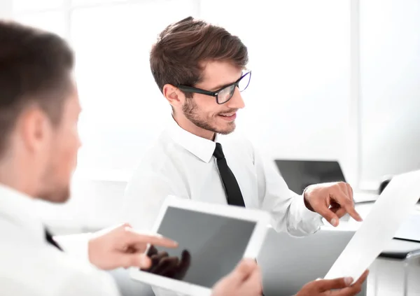 Equipe de dois empresários discutindo novo projeto usando tablet e dokuments no escritório . — Fotografia de Stock