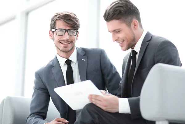 Dos personas de negocios elegantes sonrientes mirando algo en la tableta digital — Foto de Stock