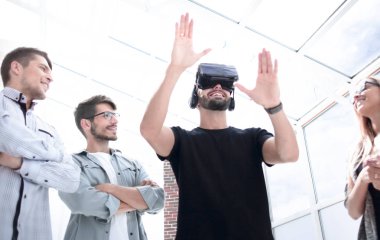 Sanal gerçeklik giyiyor koruyucu gözlük hareketleri yaparken işadamı