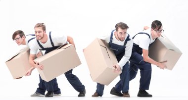 Nakliyeciler işlerini yapmak için acele ederler..