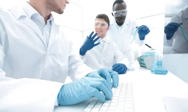 Científicos discuten los resultados de su investigación . — Foto de Stock