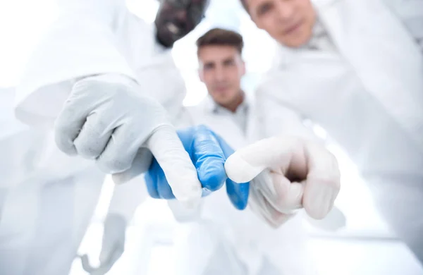 Groep van wetenschappers naar de laboratorium-tabel — Stockfoto