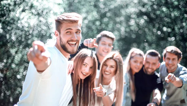 Grupp ett team av unga människor som pekar på du — Stockfoto