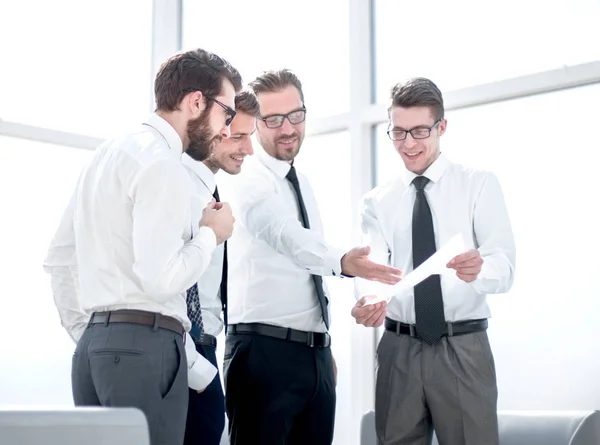 Affärsmannen som förklarar för kollegerna villkoren i det nya kontraktet. — Stockfoto