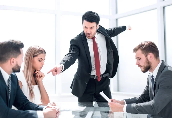 Chefe estrito dizendo chateado empregado feminino para sair da sala de reuniões — Fotografia de Stock