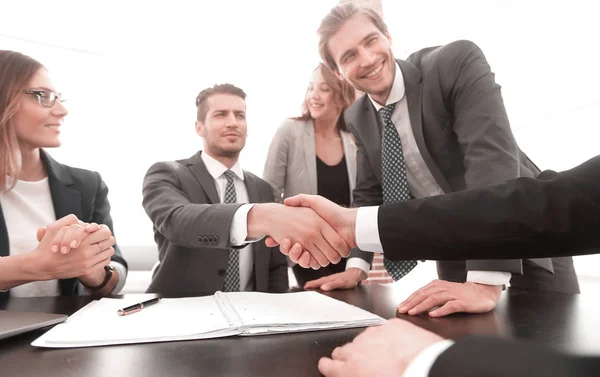 Бізнесмени тремтять руками на зустрічі — стокове фото