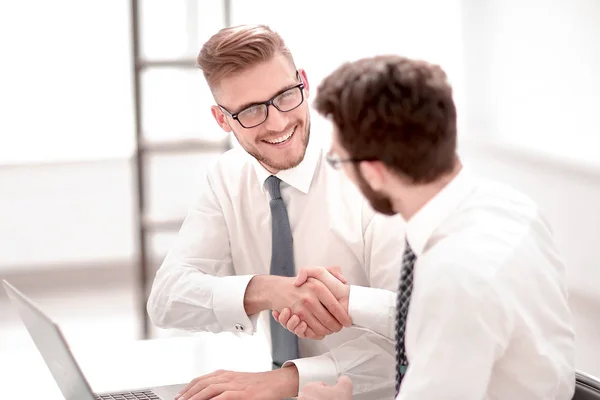 Vista laterale.dipendenti sorridenti stringendo la mano — Foto Stock