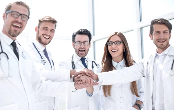 Группа врачей со сложенными вместе руками — стоковое фото