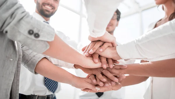 Close-up. Business team met de handen in elkaar gevouwen — Stockfoto