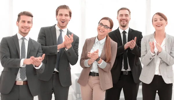 Sonriente equipo de negocios aplaude su éxito —  Fotos de Stock
