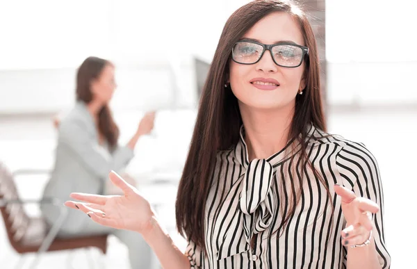 Ejecutiva de las mujeres de negocios en el fondo borroso —  Fotos de Stock