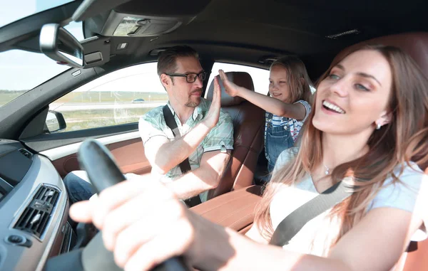 Genç Anne ailesiyle birlikte bir arabada seyahat — Stok fotoğraf