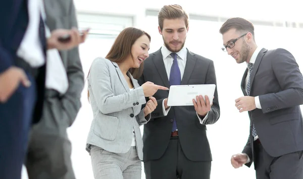 Compañeros de negocios felices en la oficina moderna usando tableta —  Fotos de Stock