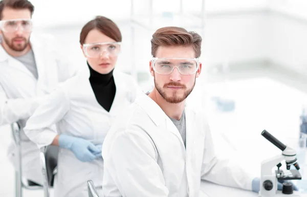 Slibných mladých vědců v laboratoři — Stock fotografie