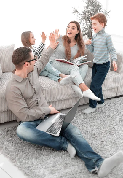 Glad familj tillbringar sin fritid i deras vardagsrum — Stockfoto