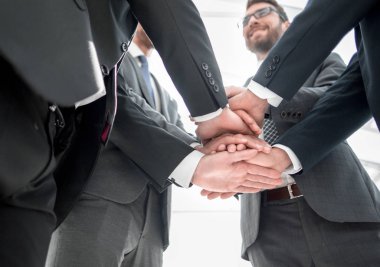 Kapatın. Bir grup iş adamı kuleyi ellerinden katladı.