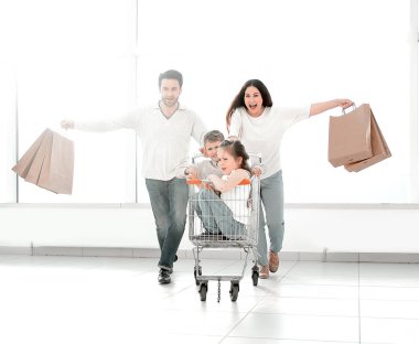 sıkı sıkıya bağlı aile alışveriş gidiyor.