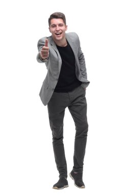 kendine güvenen genç adam başparmak gösteren. beyaz izole