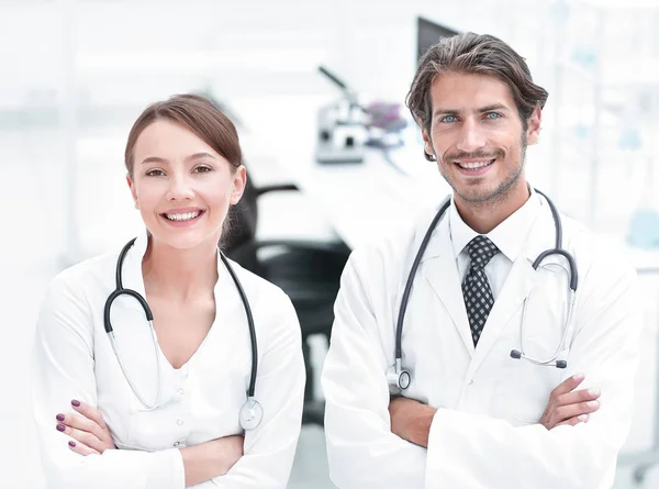 Retrato de dos exitosos médicos profesionales trabajadores en abrigos —  Fotos de Stock