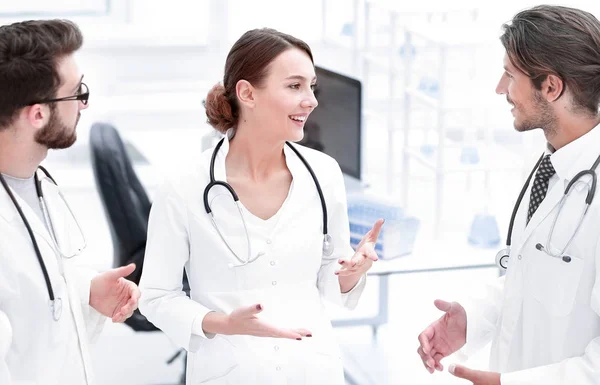 Equipo de diferentes doctores conversando — Foto de Stock