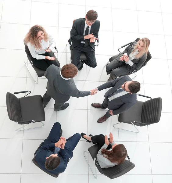 Handshake partnerów biznesowych na posiedzeniu. — Zdjęcie stockowe
