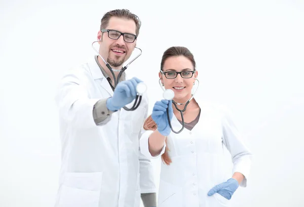 Retrato de dois profissionais médicos bem sucedidos com um estetoscópio — Fotografia de Stock
