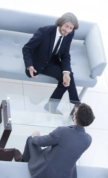 Dos empresarios discutiendo en el lugar de trabajo — Foto de Stock