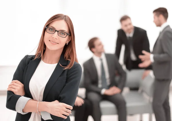 Mujer de negocios de pie con los brazos cruzados — Foto de Stock