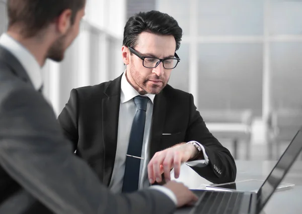 Dois empresários discutindo informações de um laptop . — Fotografia de Stock