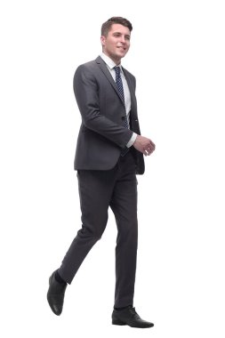 Yönetici genç işadamı güvenle ileri gidiyor. beyaz izole