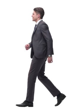 Yönetici genç işadamı güvenle ileri gidiyor. beyaz izole