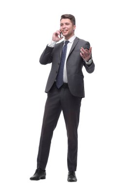 kendine güvenen genç işadamı akıllı telefonuyla konuşuyor. beyaz izole