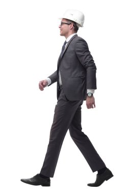 arka görünüm. koruyucu kask lı genç işadamı güvenle öne çıkıyor