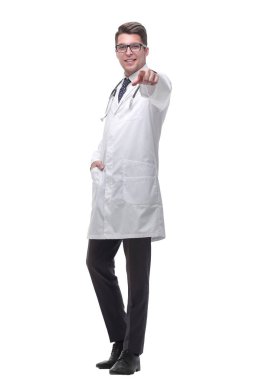 stetoskoplu kendine güvenen doktor sizi işaret ediyor. beyaz izole