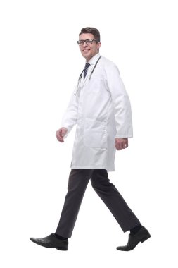 Beyaz ekrana bakan kendine güvenen bir doktor. beyaz üzerine izole