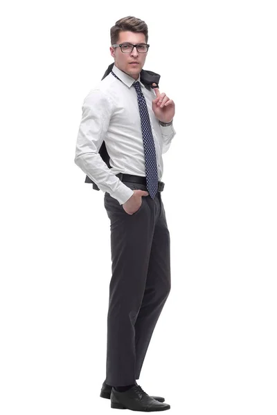 Уверенный в себе молодой бизнесмен в пиджаке через плечо. изолированные на белом — стоковое фото