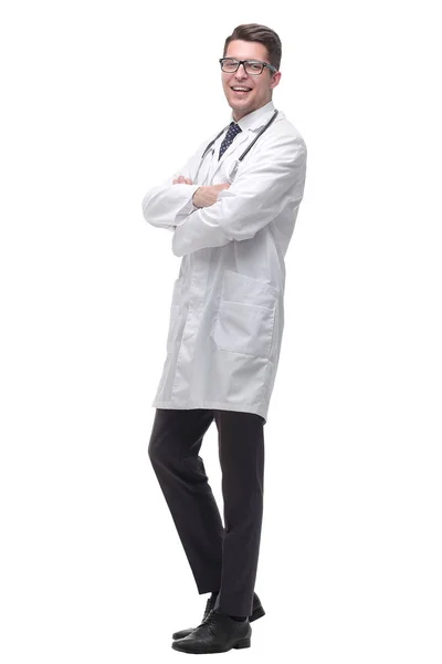 Улыбающийся врач-терапевт смотрит на тебя. изолированные на белом — стоковое фото