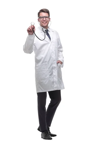 Der freundliche Arzt zeigt sein Stethoskop. isoliert auf weiß — Stockfoto