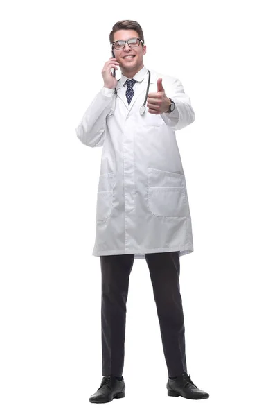 Orvos terapeuta beszél mobiltelefonon. izolált fehér — Stock Fotó