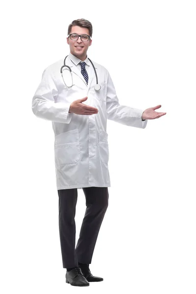 Впевнений доброзичливий лікар-терапевт. ізольовані на білому — стокове фото