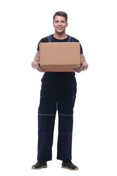 Homem de macacão com uma caixa de papelão. isolado em branco — Fotografia de Stock
