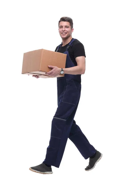 Trabalhador sorrindo com caixa de papelão dando um passo à frente. isolado em branco — Fotografia de Stock