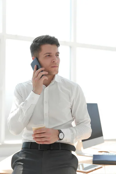 Uomo d'affari che parla al telefono durante una pausa di lavoro — Foto Stock