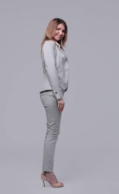 yan görünüm. hafif takım elbiseli kendine güvenen genç iş kadını