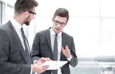 Dijital tablet ekranına bakan iki meslektaşım