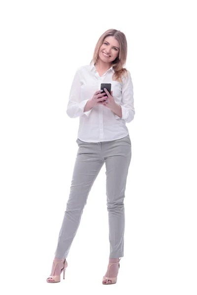 Mujer de negocios sonriente leyendo e-mail en su teléfono inteligente. aislado en blanco — Foto de Stock